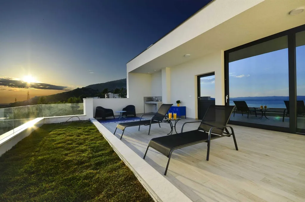 Modern 4-Bedroom Villa with Heated Pool in Makarska
