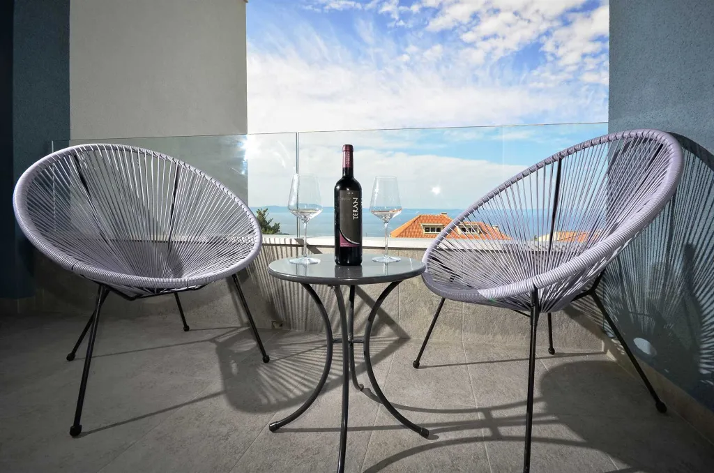 Modern 4-Bedroom Villa with Heated Pool in Makarska