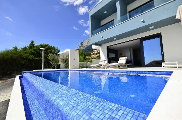 Modern 4-Bedroom Villa with Heated Pool in Makarska