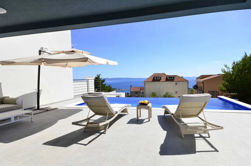 Modern 4-Bedroom Villa with Heated Pool in Makarska