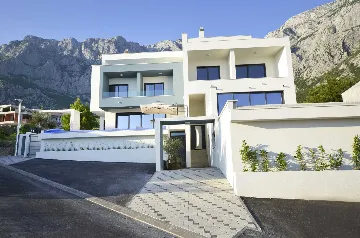 Modern 4-Bedroom Villa with Heated Pool in Makarska