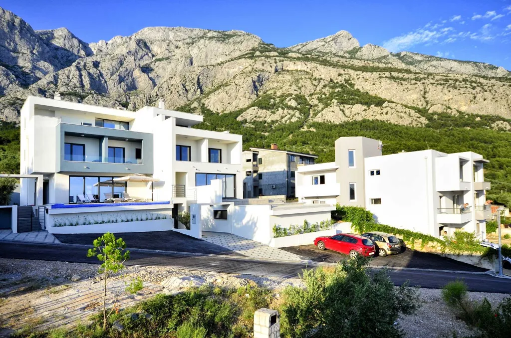 Modern 4-Bedroom Villa with Heated Pool in Makarska
