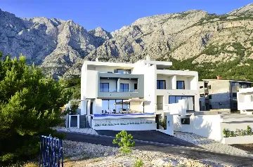 Modern 4-Bedroom Villa with Heated Pool in Makarska