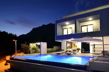 Modern 4-Bedroom Villa with Heated Pool in Makarska