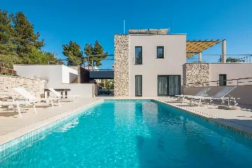Modern Villa with Heated Pool in Milna