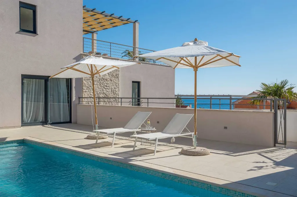 Modern Villa with Heated Pool in Milna