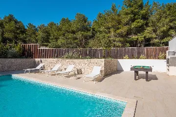 Modern Villa with Heated Pool in Milna