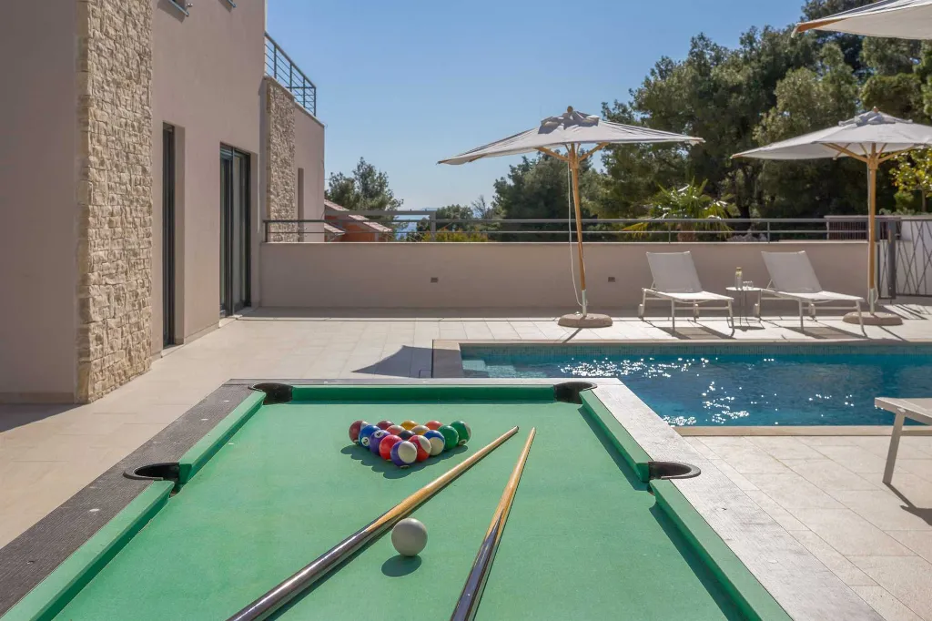 Modern Villa with Heated Pool in Milna