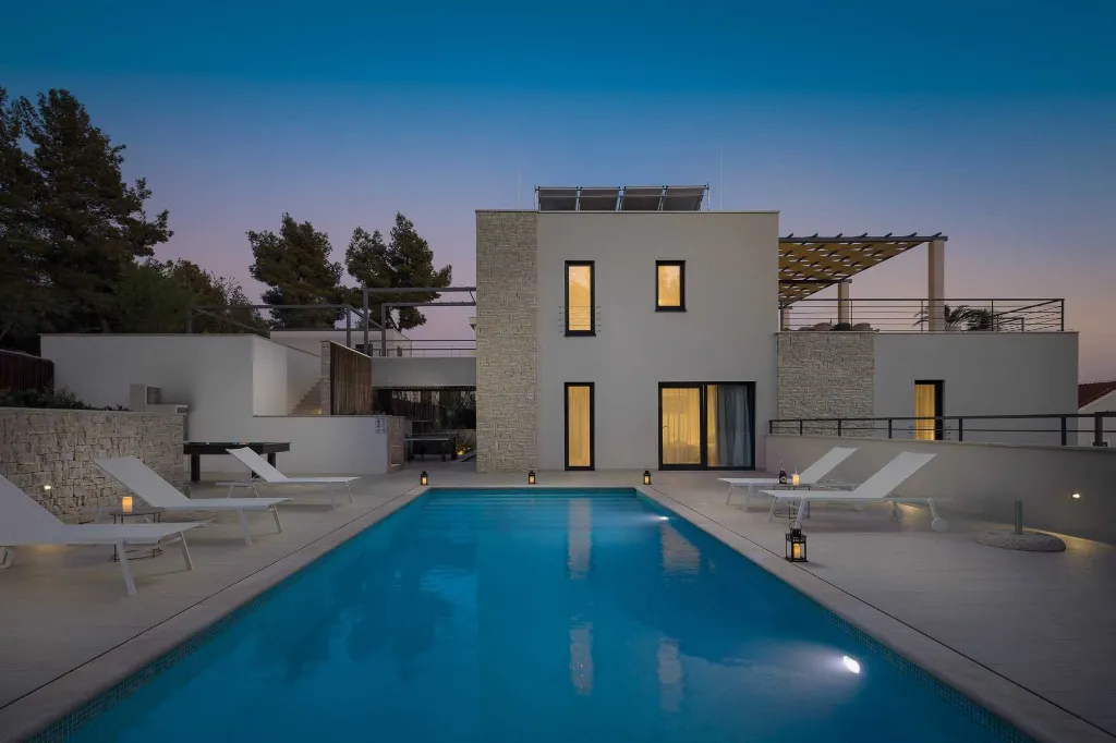 Modern Villa with Heated Pool in Milna