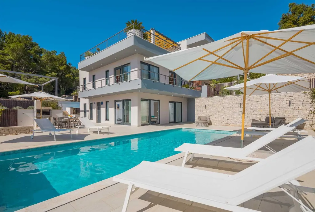 Modern Seaside Villa with Heated Pool in Milna