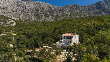 Contemporary Villa with Heated Pool in Makarska