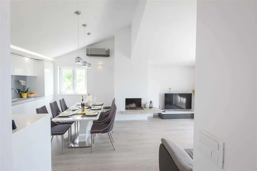 Contemporary Villa with Heated Pool in Makarska