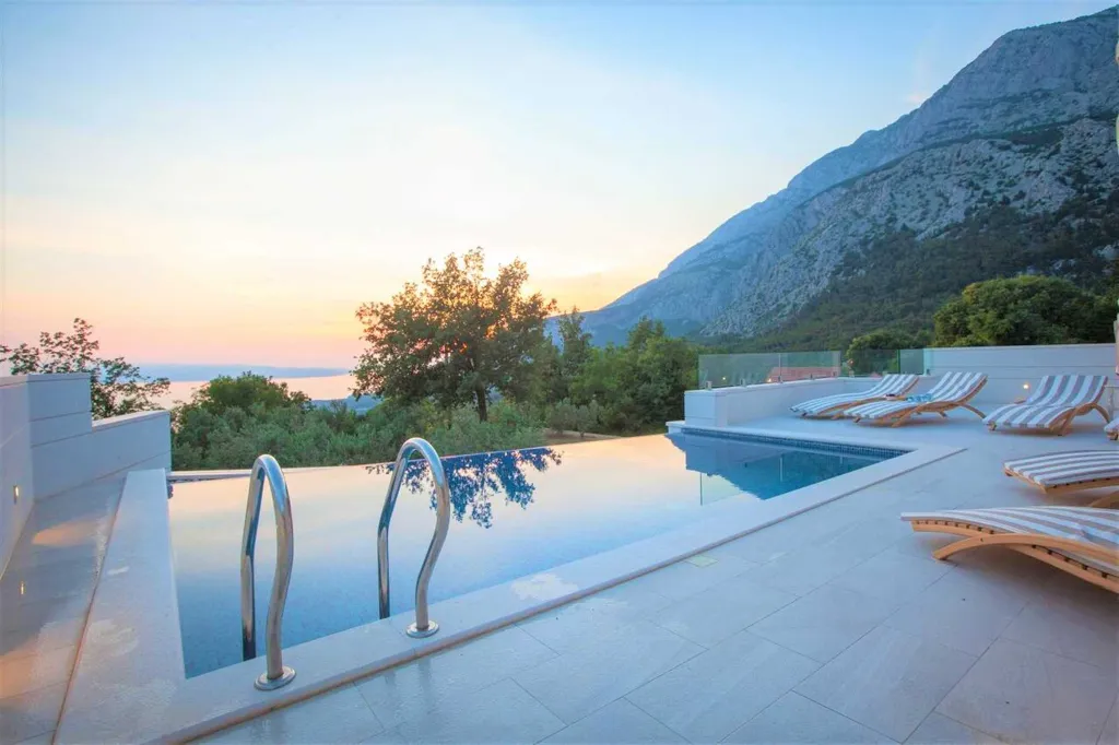 Contemporary Villa with Heated Pool in Makarska