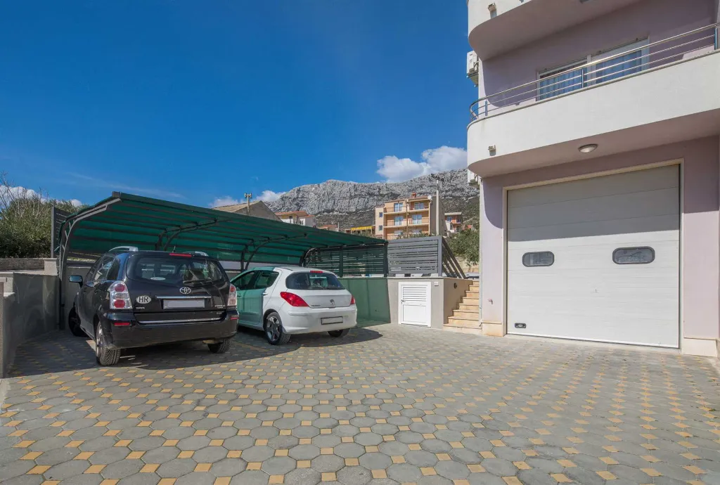 Poolside Family Villa in Kaštel Sućurac near Split