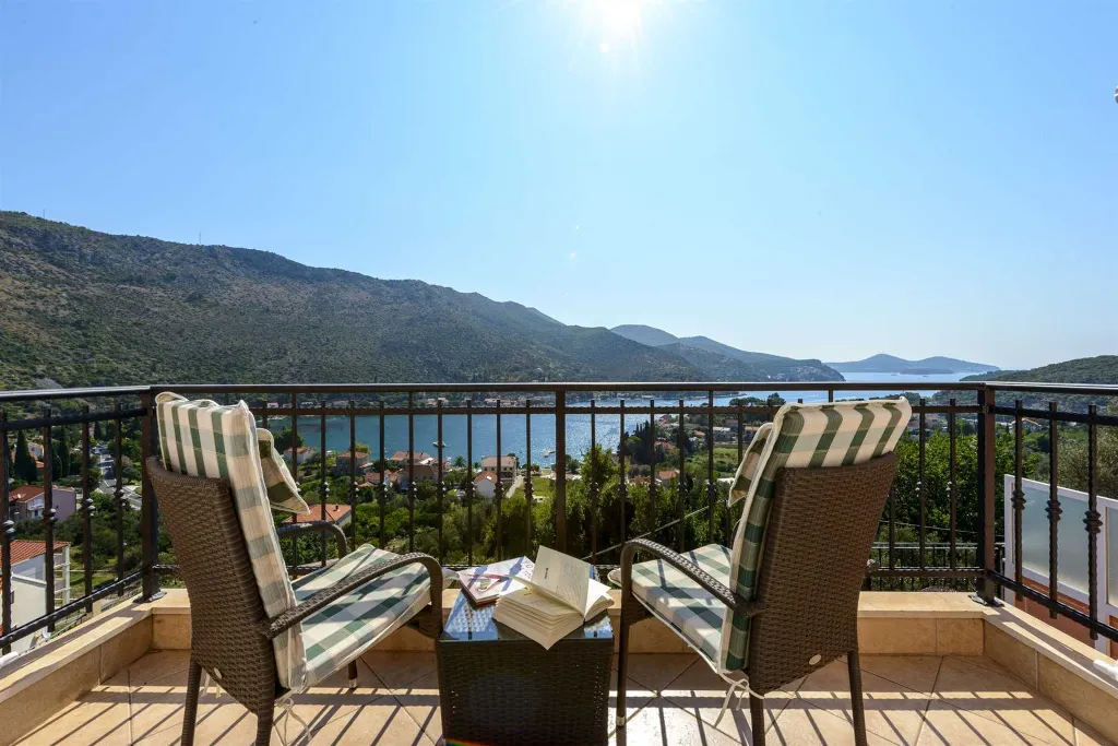 Family Villa with Pool and Terraces in Zaton