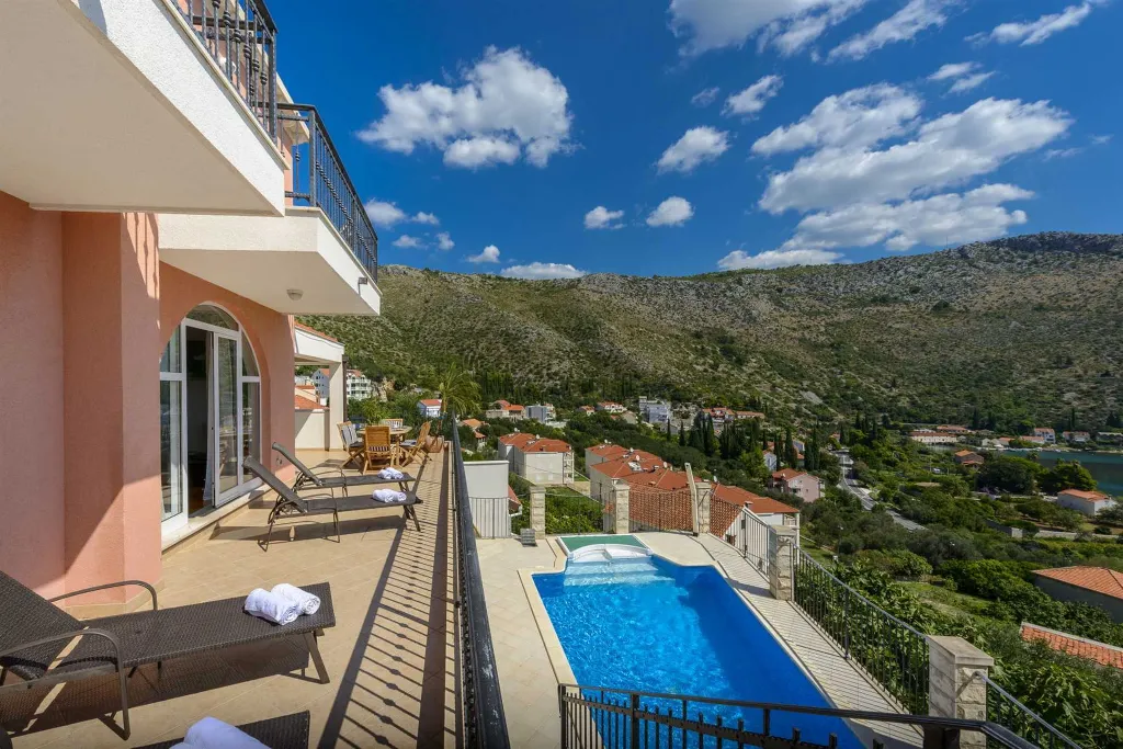Family Villa with Pool and Terraces in Zaton
