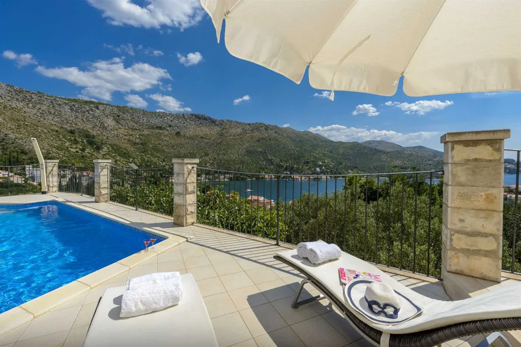 Family Villa with Pool and Terraces in Zaton