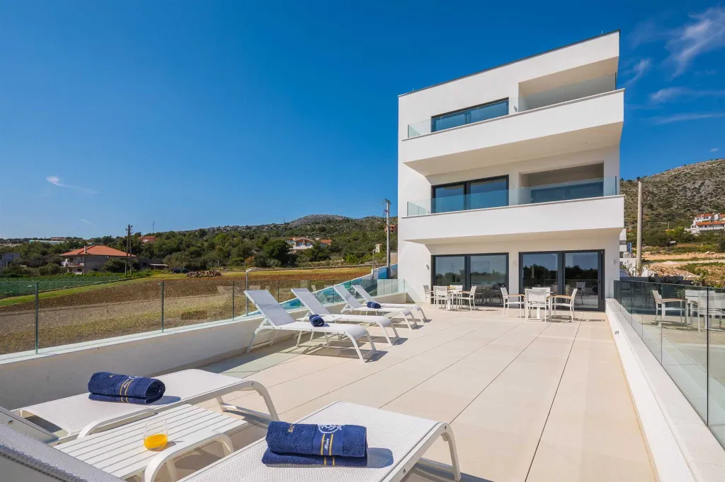 Modern 3-Bedroom Apartment with Pool in Seget Donji