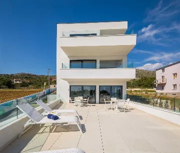 Modern 3-Bedroom Apartment with Pool in Seget Donji