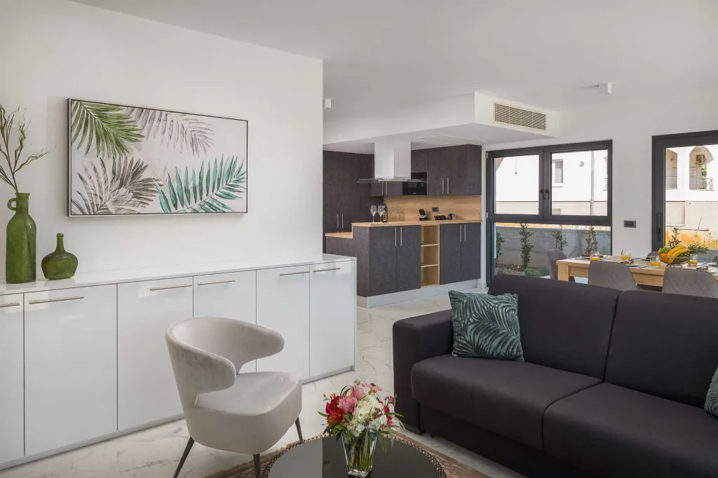 Modern 3-Bedroom Apartment with Pool in Seget Donji