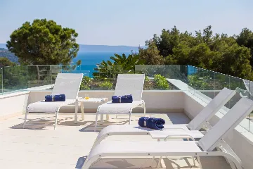 Modern 3-Bedroom Apartment with Pool in Seget Donji