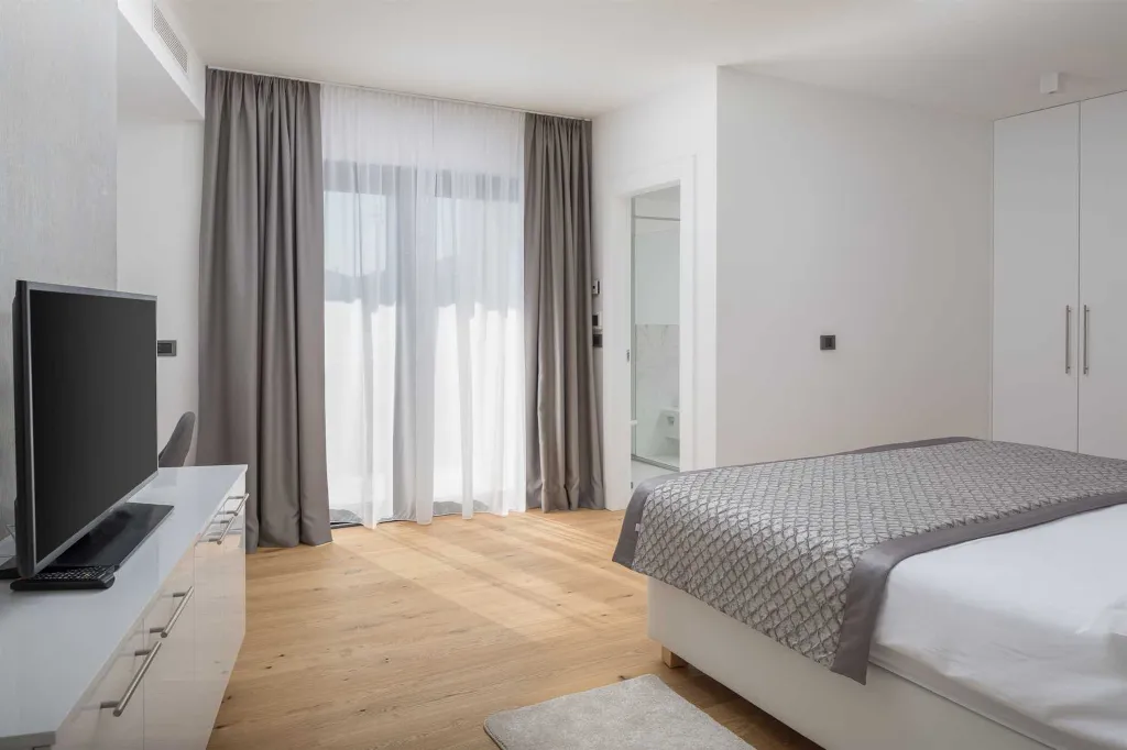 Modern 3-Bedroom Apartment with Pool in Seget Donji