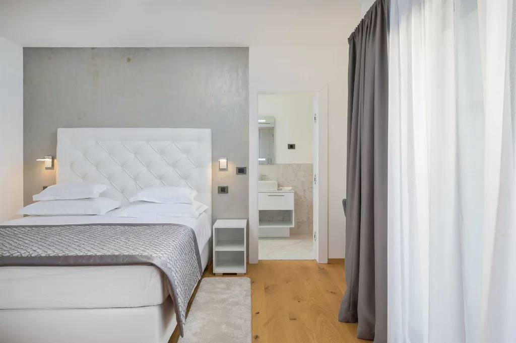 Modern 3-Bedroom Apartment with Pool in Seget Donji