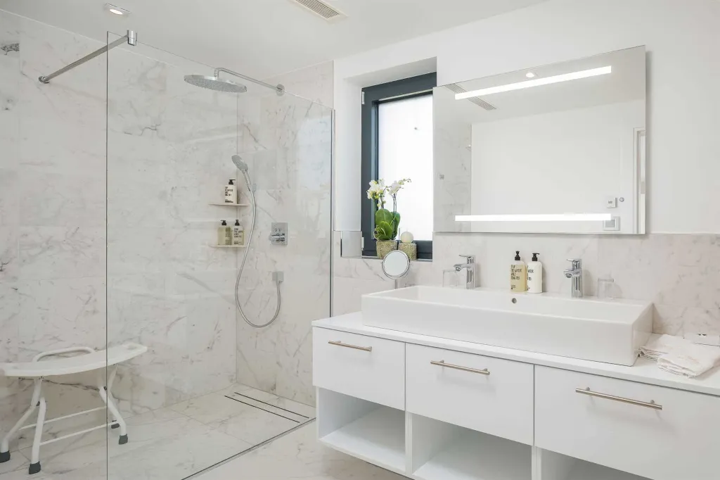 Modern 3-Bedroom Apartment with Pool in Seget Donji