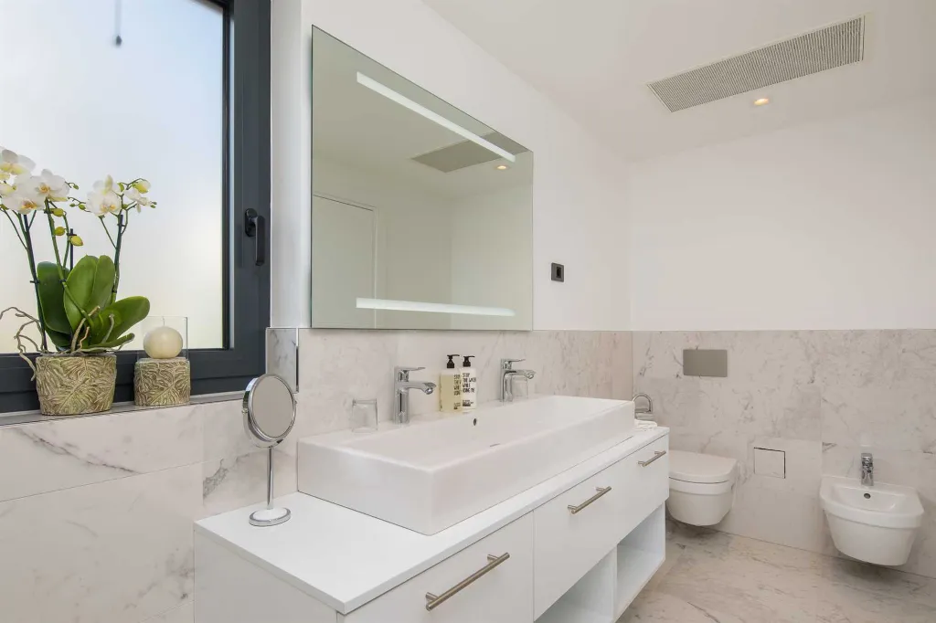 Modern 3-Bedroom Apartment with Pool in Seget Donji