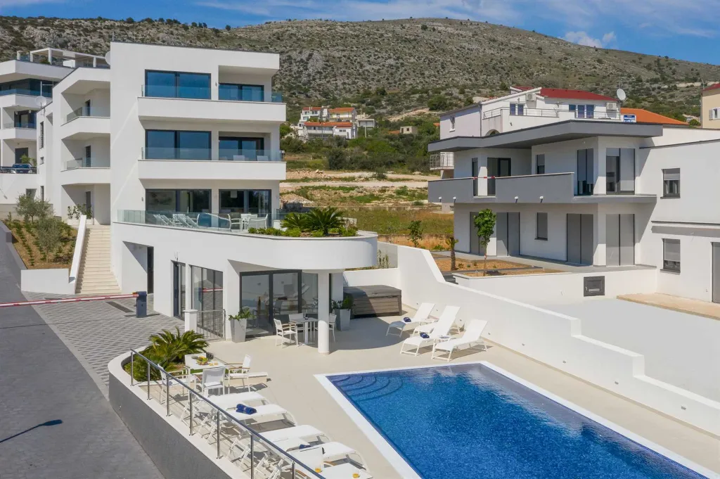 Modern 3-Bedroom Apartment with Pool in Seget Donji