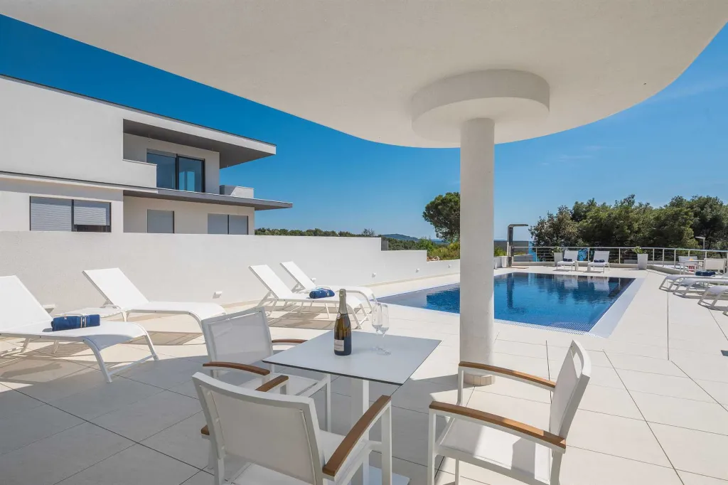 Modern 3-Bedroom Apartment with Pool in Seget Donji