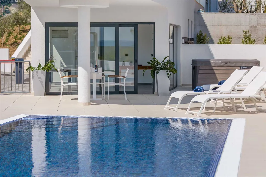 Modern 3-Bedroom Apartment with Pool in Seget Donji
