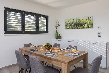 Contemporary Apartment with Pool in Seget Donji