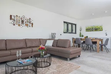 Contemporary Apartment with Pool in Seget Donji