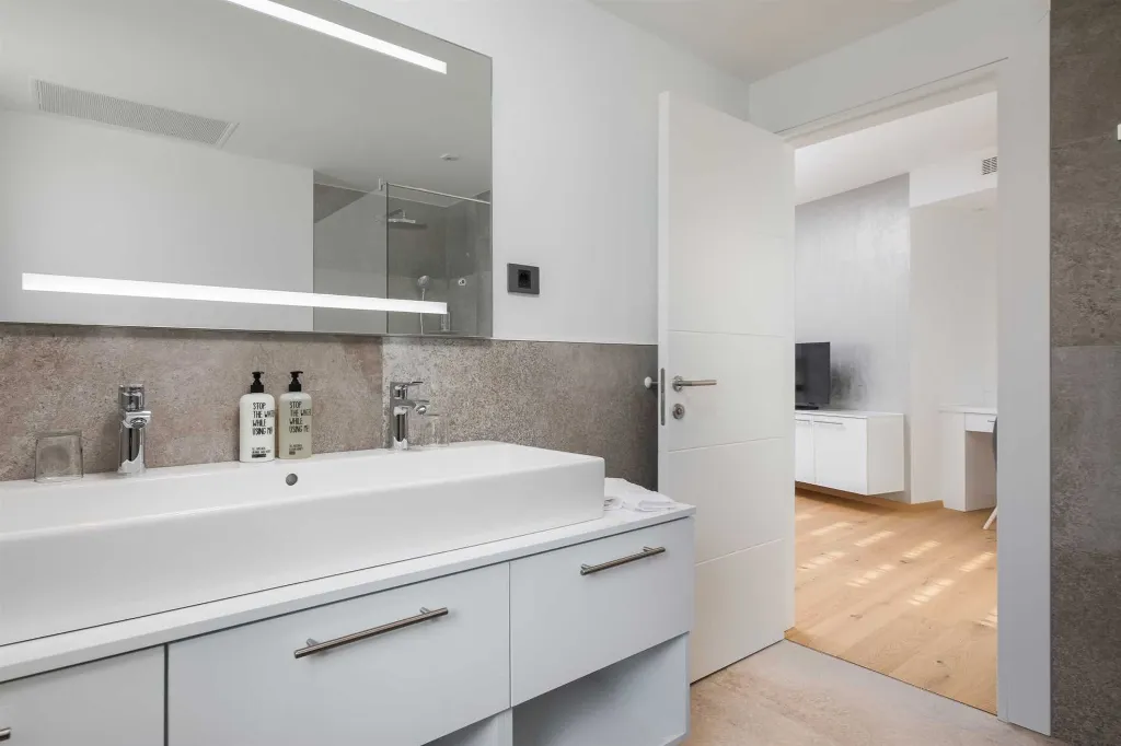 Contemporary Apartment with Pool in Seget Donji