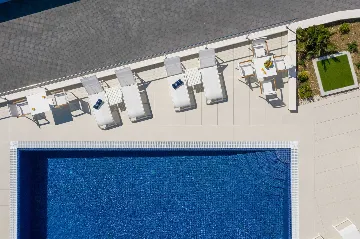 Contemporary Apartment with Pool in Seget Donji