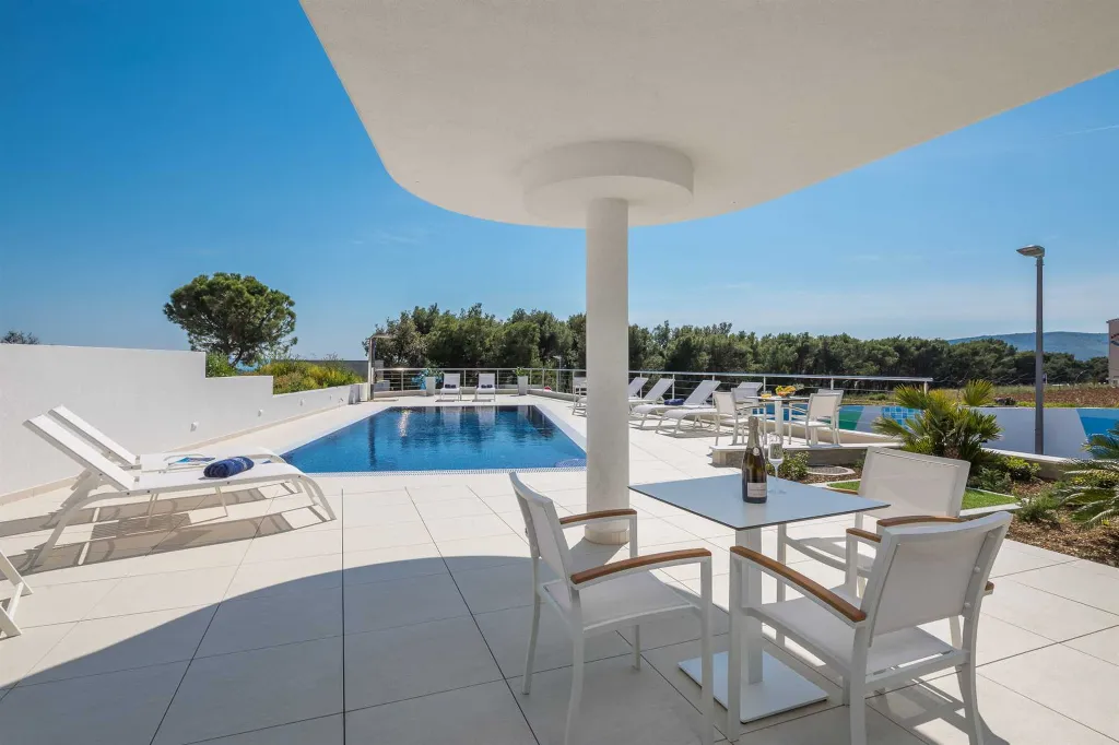 Contemporary Apartment with Pool in Seget Donji