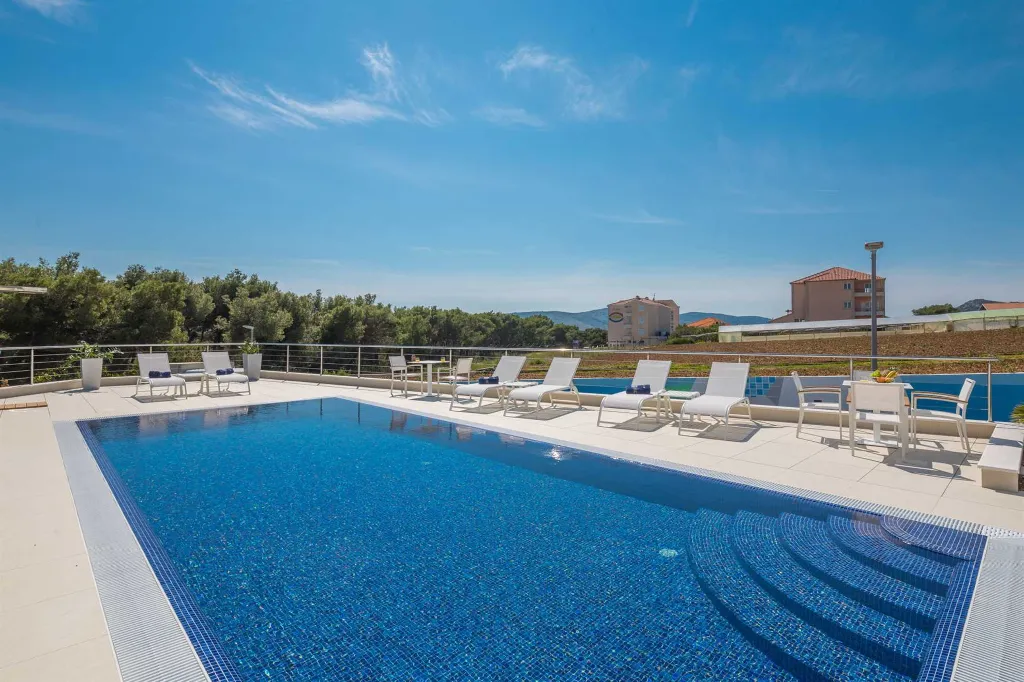 Contemporary Apartment with Pool in Seget Donji