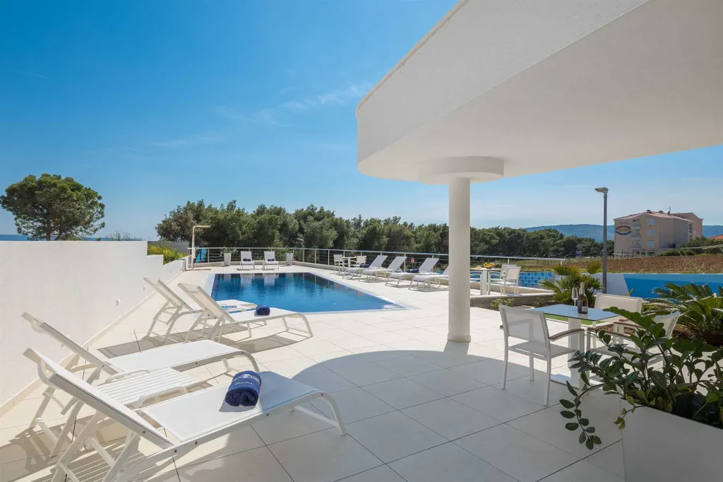 Contemporary Apartment with Pool in Seget Donji