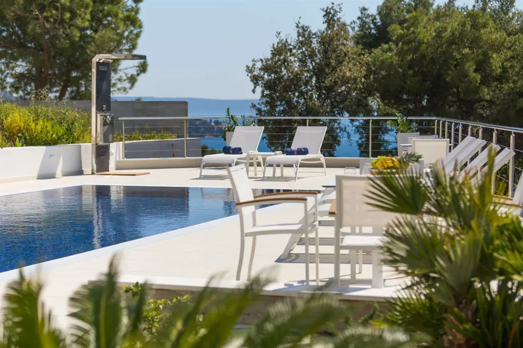 Contemporary Apartment with Pool in Seget Donji