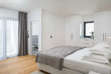 Contemporary Apartment with Pool in Seget Donji