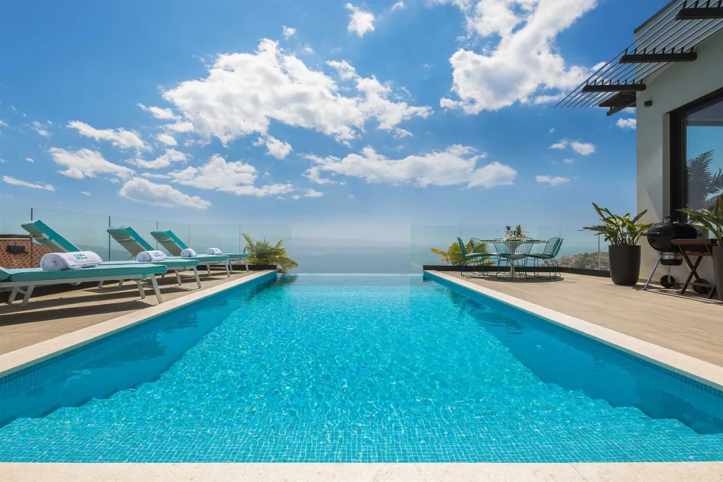 Modern Seaside Villa with Infinity Pool in Okrug Gornji