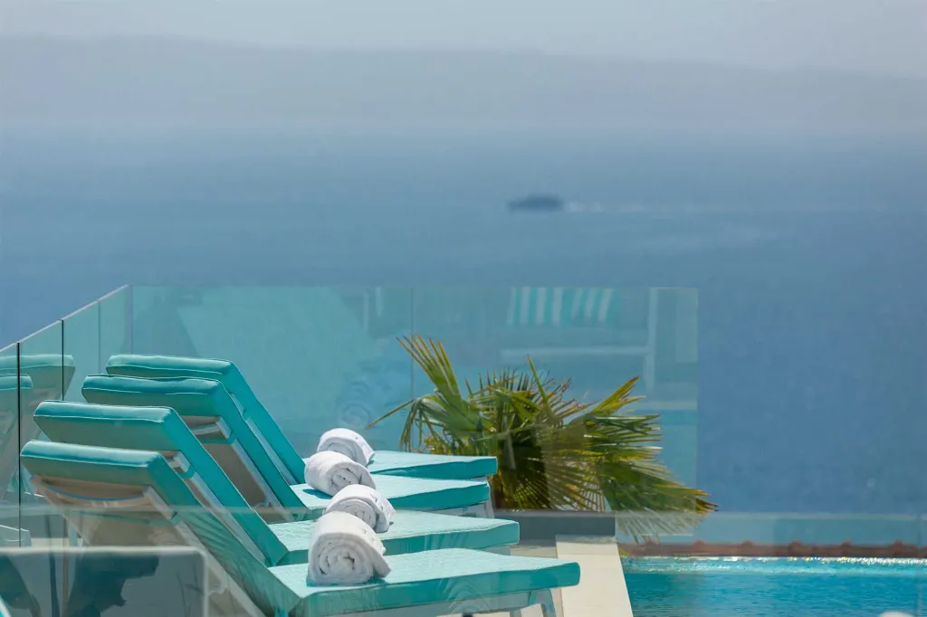 Modern Seaside Villa with Infinity Pool in Okrug Gornji