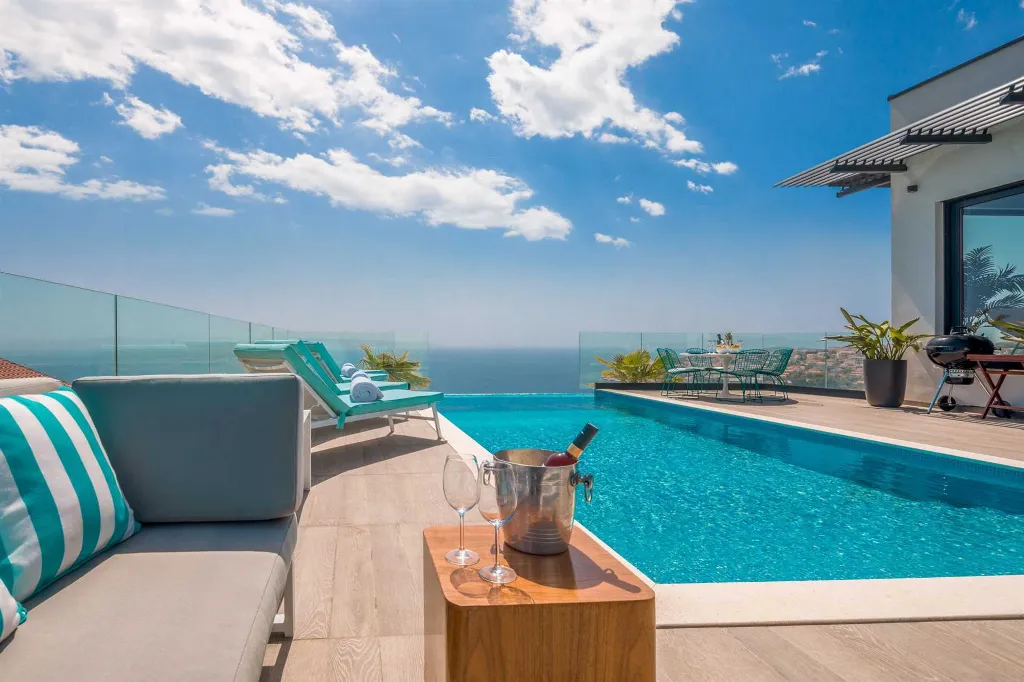 Modern Seaside Villa with Infinity Pool in Okrug Gornji