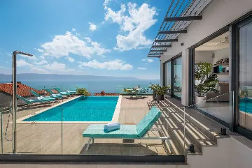 Modern Seaside Villa with Infinity Pool in Okrug Gornji