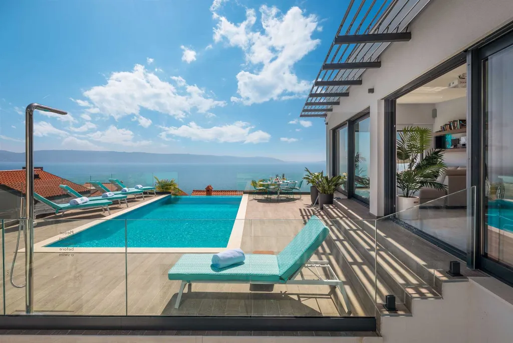 Modern Seaside Villa with Infinity Pool in Okrug Gornji