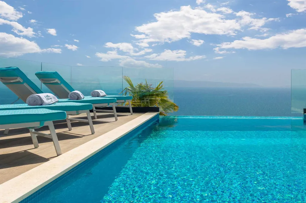 Modern Seaside Villa with Infinity Pool in Okrug Gornji