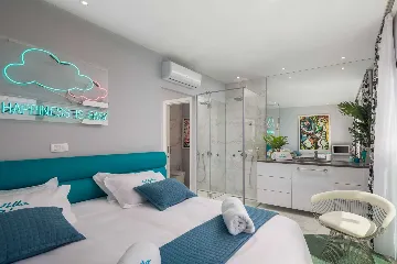 Modern Seaside Villa with Infinity Pool in Okrug Gornji