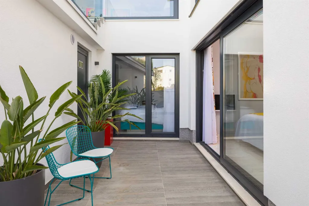 Modern Seaside Villa with Infinity Pool in Okrug Gornji