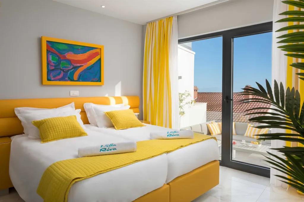 Modern Seaside Villa with Infinity Pool in Okrug Gornji